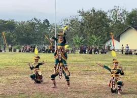 PENAMPILAN TARI ANGGUK MANIS TAMBAH SEMARAK UPACARA HUT KE-110 KALURAHAN PLEMBUTAN